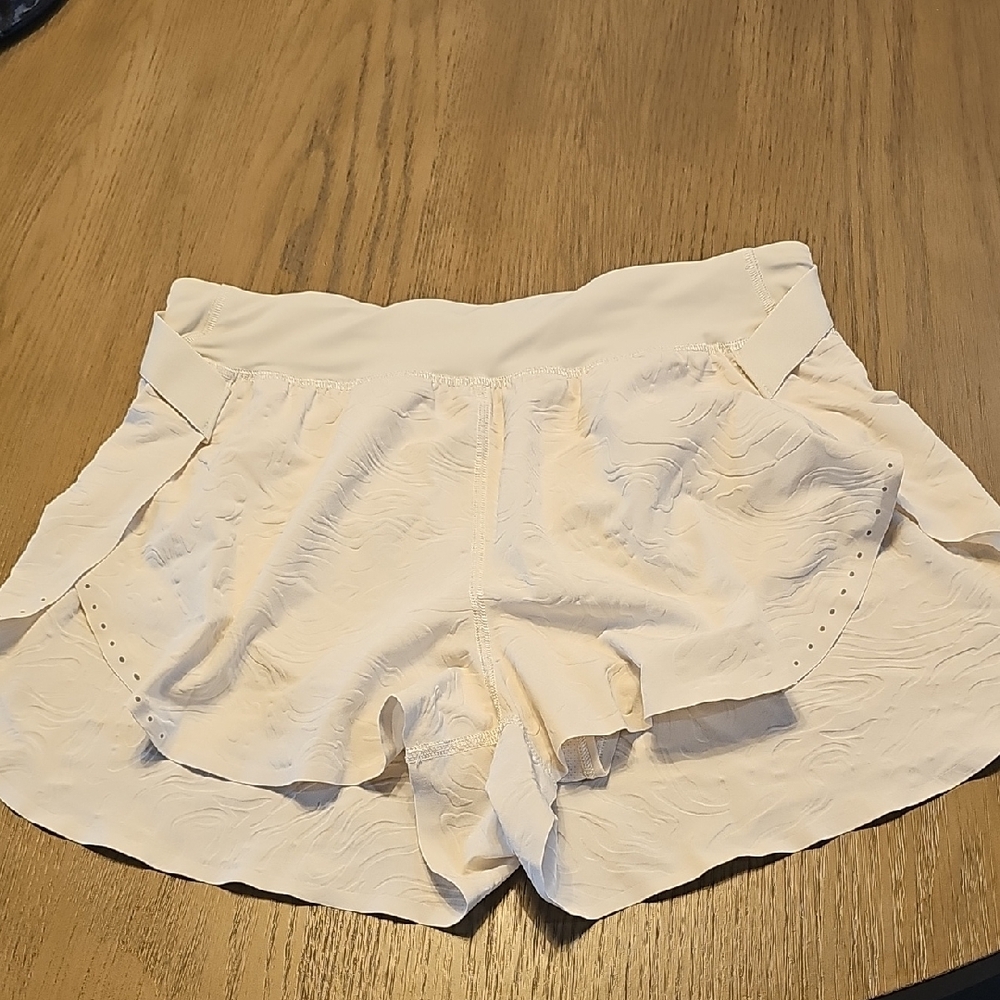 Lululemon Athletica Cream Athletic Shorts Lightweight Moisture-Wicking